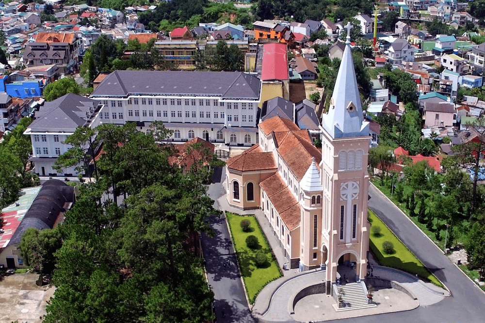 G&oacute;c chụp to&agrave;n cảnh nh&agrave; thờ s&aacute;ng sớm gi&uacute;p bức ảnh mang vẻ đẹp cổ điển v&agrave; thanh b&igrave;nh (Nguồn: Gi&aacute;o Phận Đ&agrave; Lạt)